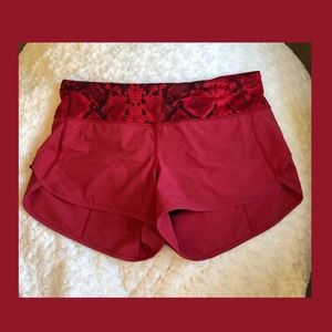 LULULEMON run speed shorts red / snakeskin